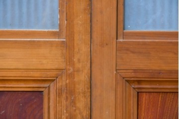 アンティーク建具　昭和初期　腰板欅(ケヤキ)材　裏ガラス付き　細やかな縦格子が美しい格子戸2枚セット　(R-086050)