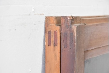 アンティーク建具　昭和初期　腰板欅(ケヤキ)材　裏ガラス付き　細やかな縦格子が美しい格子戸2枚セット　(R-086050)