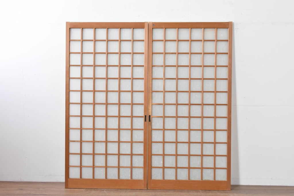 ヴィンテージ建具　昭和後期　端正な狐格子が整然と並ぶアクリル板入り引き戸2枚セット　(R-086051)