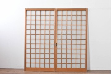 ヴィンテージ建具　昭和後期　端正な狐格子が整然と並ぶアクリル板入り引き戸2枚セット　(R-086051)