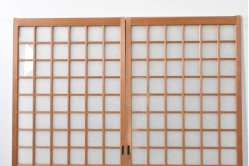 ヴィンテージ建具　昭和後期　端正な狐格子が整然と並ぶアクリル板入り引き戸2枚セット　(R-086051)
