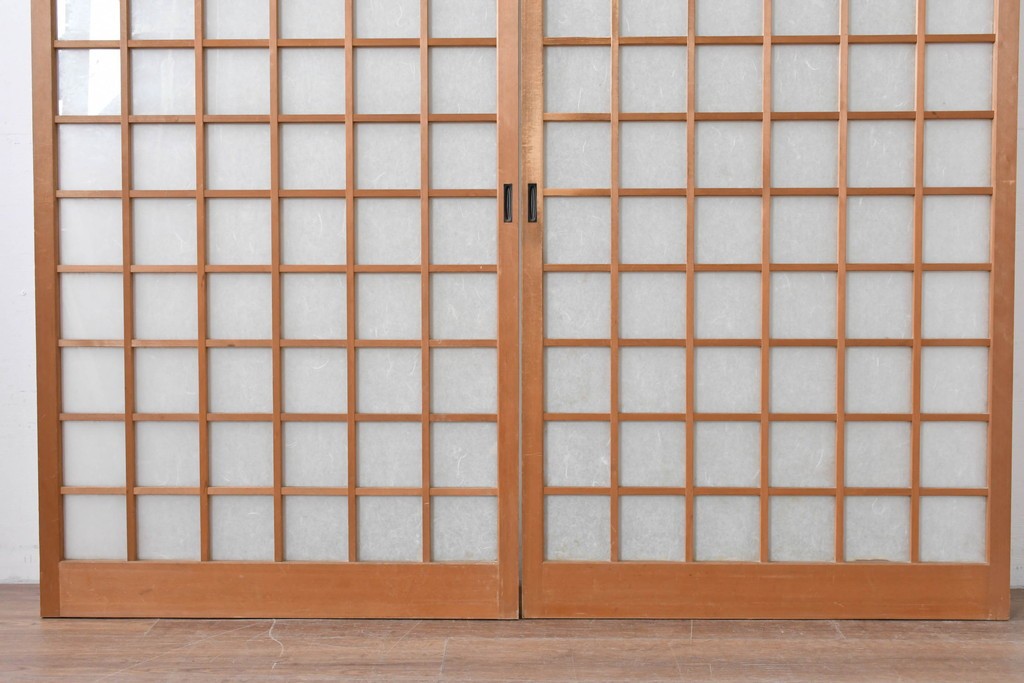 ヴィンテージ建具　昭和後期　端正な狐格子が整然と並ぶアクリル板入り引き戸2枚セット　(R-086051)