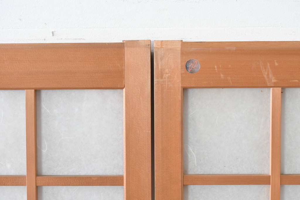 ヴィンテージ建具　昭和後期　端正な狐格子が整然と並ぶアクリル板入り引き戸2枚セット　(R-086051)