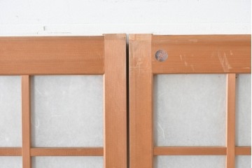 ヴィンテージ建具　昭和後期　端正な狐格子が整然と並ぶアクリル板入り引き戸2枚セット　(R-086051)