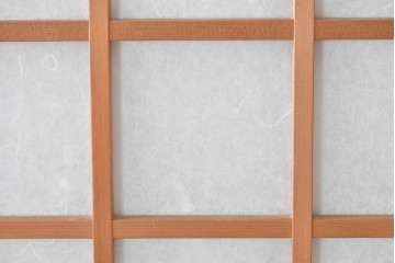 ヴィンテージ建具　昭和後期　端正な狐格子が整然と並ぶアクリル板入り引き戸2枚セット　(R-086051)