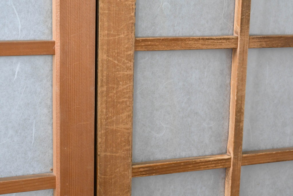 ヴィンテージ建具　昭和後期　端正な狐格子が整然と並ぶアクリル板入り引き戸2枚セット　(R-086051)