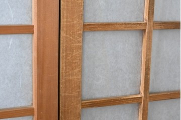 ヴィンテージ建具　昭和後期　端正な狐格子が整然と並ぶアクリル板入り引き戸2枚セット　(R-086051)