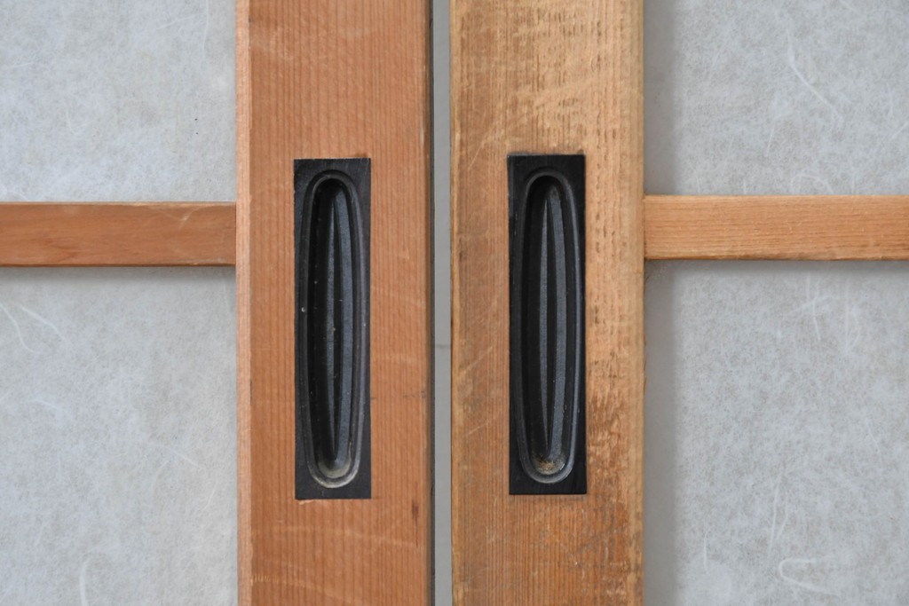 ヴィンテージ建具　昭和後期　端正な狐格子が整然と並ぶアクリル板入り引き戸2枚セット　(R-086051)