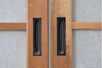 ヴィンテージ建具　昭和後期　端正な狐格子が整然と並ぶアクリル板入り引き戸2枚セット　(R-086051)