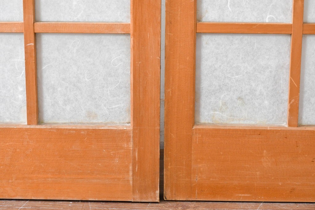 ヴィンテージ建具　昭和後期　端正な狐格子が整然と並ぶアクリル板入り引き戸2枚セット　(R-086051)