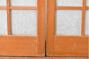 ヴィンテージ建具　昭和後期　端正な狐格子が整然と並ぶアクリル板入り引き戸2枚セット　(R-086051)
