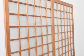 ヴィンテージ建具　昭和後期　端正な狐格子が整然と並ぶアクリル板入り引き戸2枚セット　(R-086051)