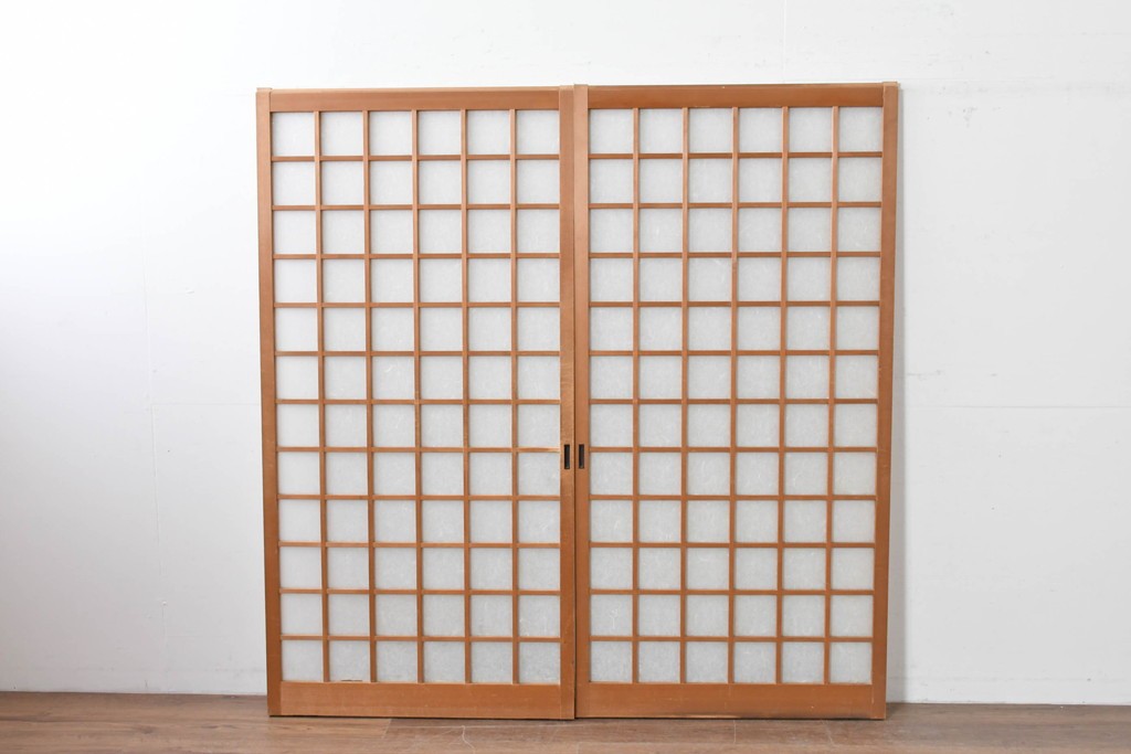 ヴィンテージ建具　昭和後期　端正な狐格子が整然と並ぶアクリル板入り引き戸2枚セット　(R-086051)