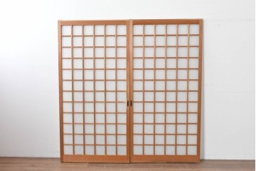 ヴィンテージ建具　昭和後期　端正な狐格子が整然と並ぶアクリル板入り引き戸2枚セット　(R-086051)