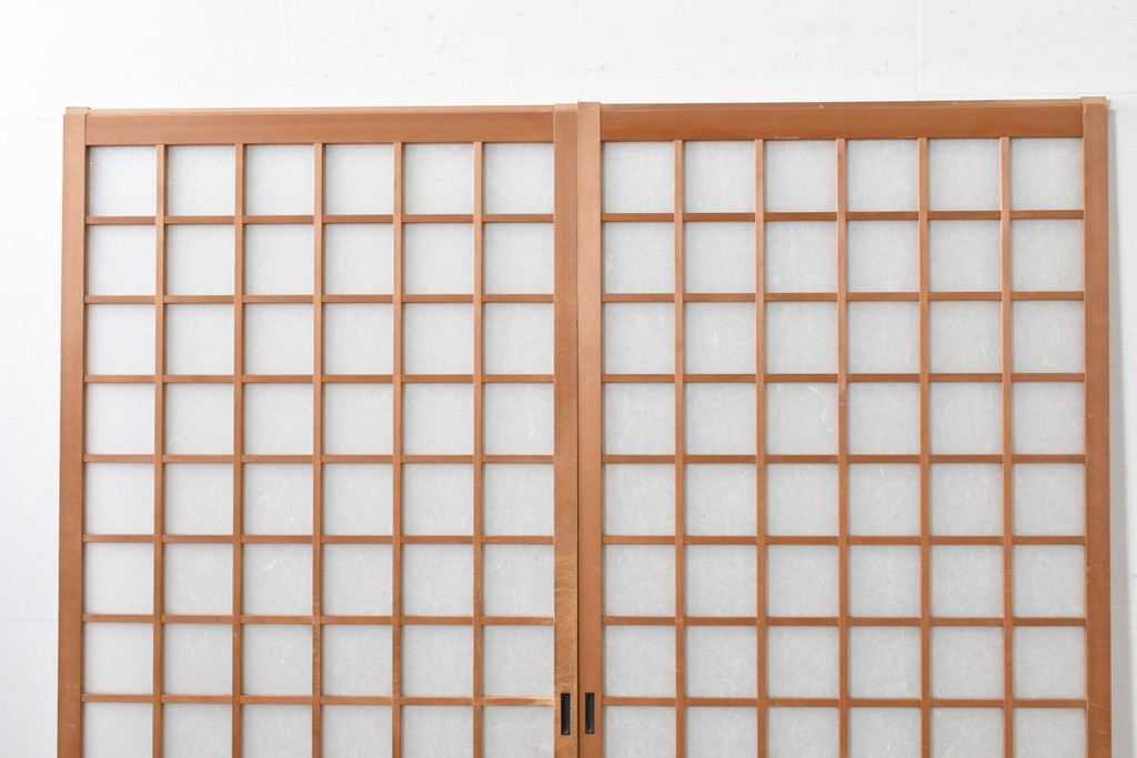 ヴィンテージ建具　昭和後期　端正な狐格子が整然と並ぶアクリル板入り引き戸2枚セット　(R-086051)
