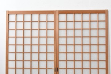 ヴィンテージ建具　昭和後期　端正な狐格子が整然と並ぶアクリル板入り引き戸2枚セット　(R-086051)