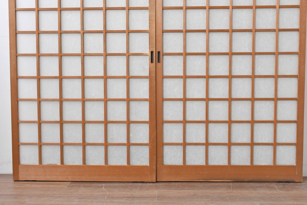 ヴィンテージ建具　昭和後期　端正な狐格子が整然と並ぶアクリル板入り引き戸2枚セット　(R-086051)