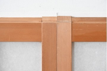 ヴィンテージ建具　昭和後期　端正な狐格子が整然と並ぶアクリル板入り引き戸2枚セット　(R-086051)