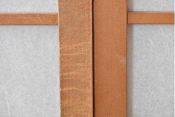 ヴィンテージ建具　昭和後期　端正な狐格子が整然と並ぶアクリル板入り引き戸2枚セット　(R-086051)