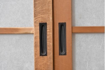 ヴィンテージ建具　昭和後期　端正な狐格子が整然と並ぶアクリル板入り引き戸2枚セット　(R-086051)