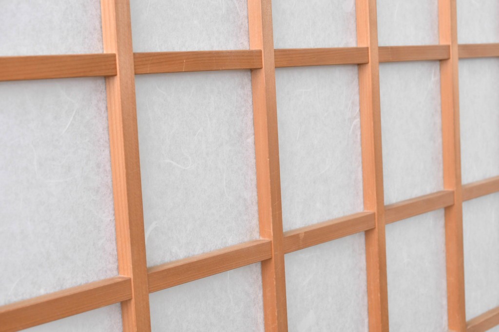 ヴィンテージ建具　昭和後期　端正な狐格子が整然と並ぶアクリル板入り引き戸2枚セット　(R-086051)