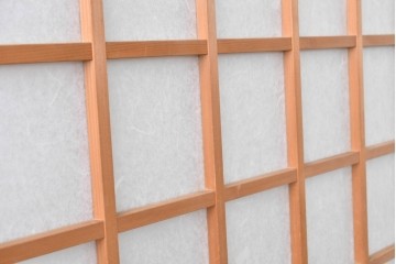 ヴィンテージ建具　昭和後期　端正な狐格子が整然と並ぶアクリル板入り引き戸2枚セット　(R-086051)