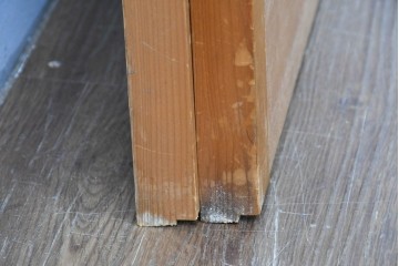 ヴィンテージ建具　昭和後期　端正な狐格子が整然と並ぶアクリル板入り引き戸2枚セット　(R-086051)