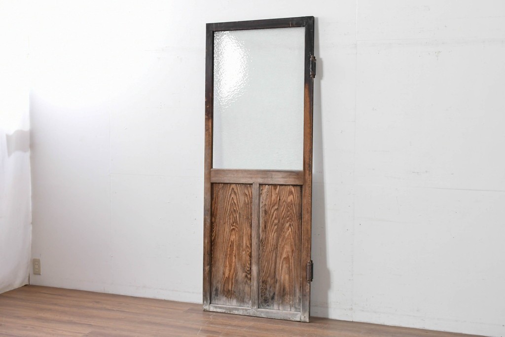 アンティーク建具　昭和初期　風合い豊かな木味が魅力のガラス扉1枚　(R-086053)