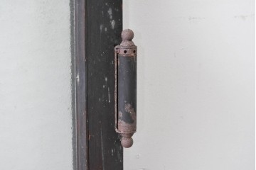 アンティーク建具　昭和初期　風合い豊かな木味が魅力のガラス扉1枚　(R-086053)