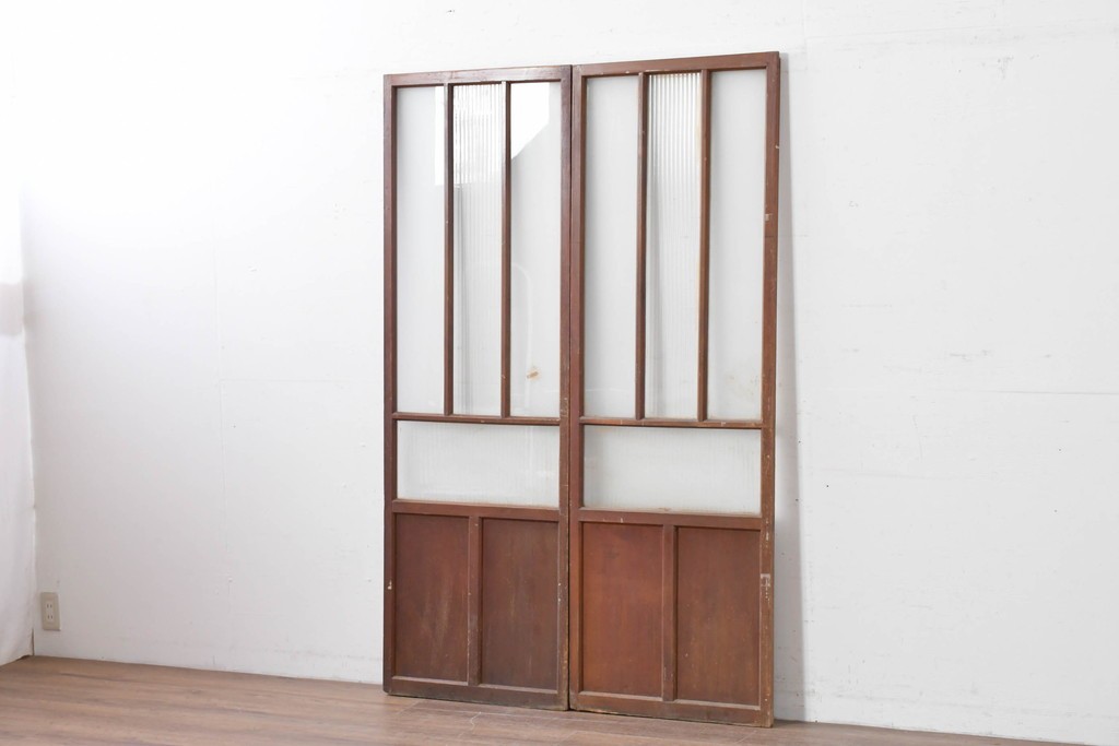 アンティーク建具　昭和初期から中期　すっきりとした素朴なデザインが印象的な幅狭ガラス戸2枚セット　(R-086055)