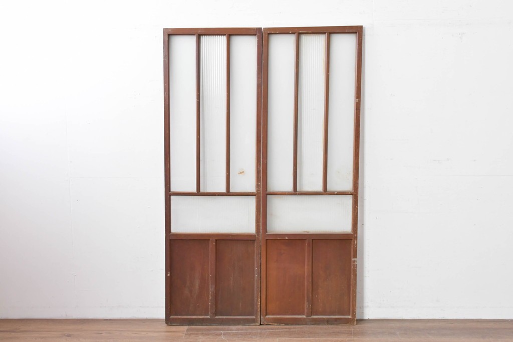 アンティーク建具　昭和初期から中期　すっきりとした素朴なデザインが印象的な幅狭ガラス戸2枚セット　(R-086055)