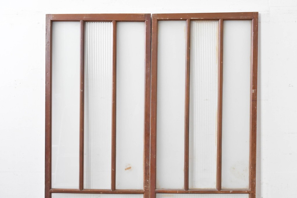 アンティーク建具　昭和初期から中期　すっきりとした素朴なデザインが印象的な幅狭ガラス戸2枚セット　(R-086055)