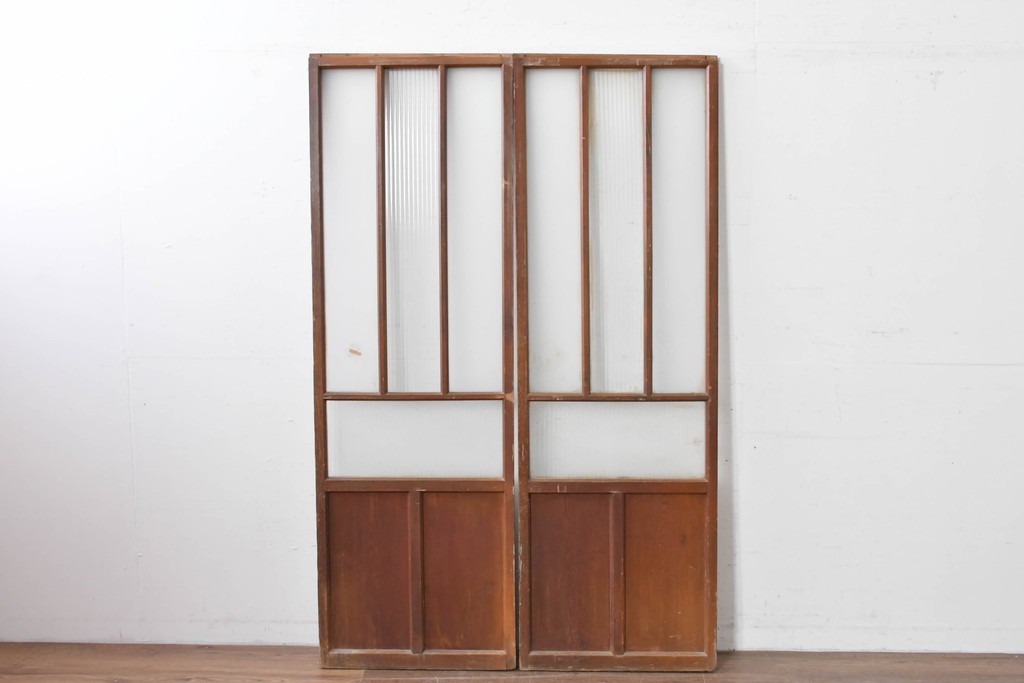 アンティーク建具　昭和初期から中期　すっきりとした素朴なデザインが印象的な幅狭ガラス戸2枚セット　(R-086055)