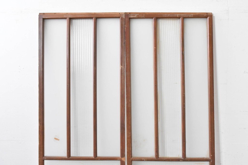 アンティーク建具　昭和初期から中期　すっきりとした素朴なデザインが印象的な幅狭ガラス戸2枚セット　(R-086055)