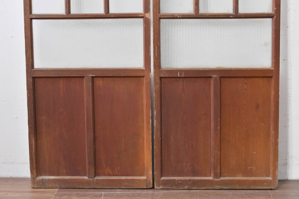 アンティーク建具　昭和初期から中期　すっきりとした素朴なデザインが印象的な幅狭ガラス戸2枚セット　(R-086055)