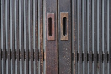 アンティーク建具　昭和初期　背高×幅狭　落ち着いた木味が魅力のガラス入り格子戸4枚セット　(R-086059)