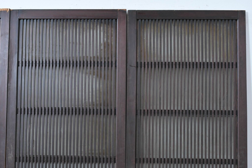 アンティーク建具　昭和初期　背高×幅狭　落ち着いた木味が魅力のガラス入り格子戸4枚セット　(R-086059)