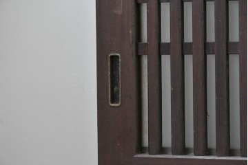アンティーク建具　大正期　深みのある色味と格子帯が目を引くガラス入り格子帯戸4枚セット　(R-086060)