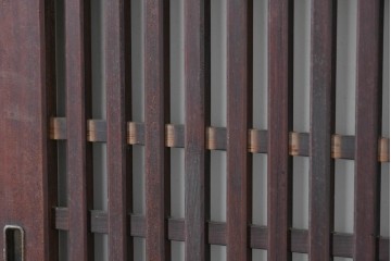 アンティーク建具　大正期　深みのある色味と格子帯が目を引くガラス入り格子帯戸4枚セット　(R-086060)