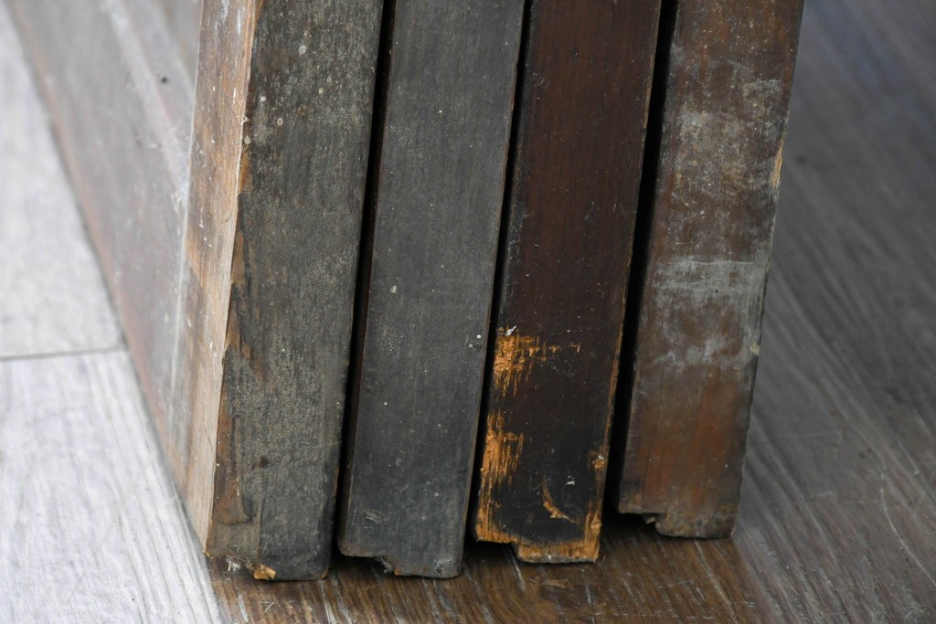 アンティーク建具　大正期　深みのある色味と格子帯が目を引くガラス入り格子帯戸4枚セット　(R-086060)