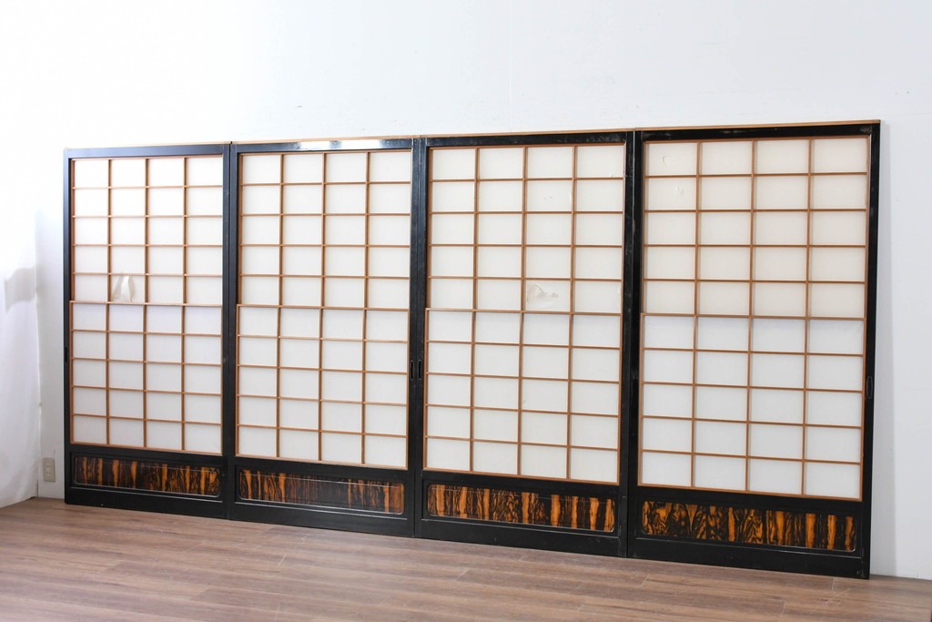 ヴィンテージ建具　昭和中期　高級品‼　腰板黒柿材　枠漆塗り　黒柿材ならではの個性的な杢目が目を引く雪見障子戸4枚セット　(R-086061)