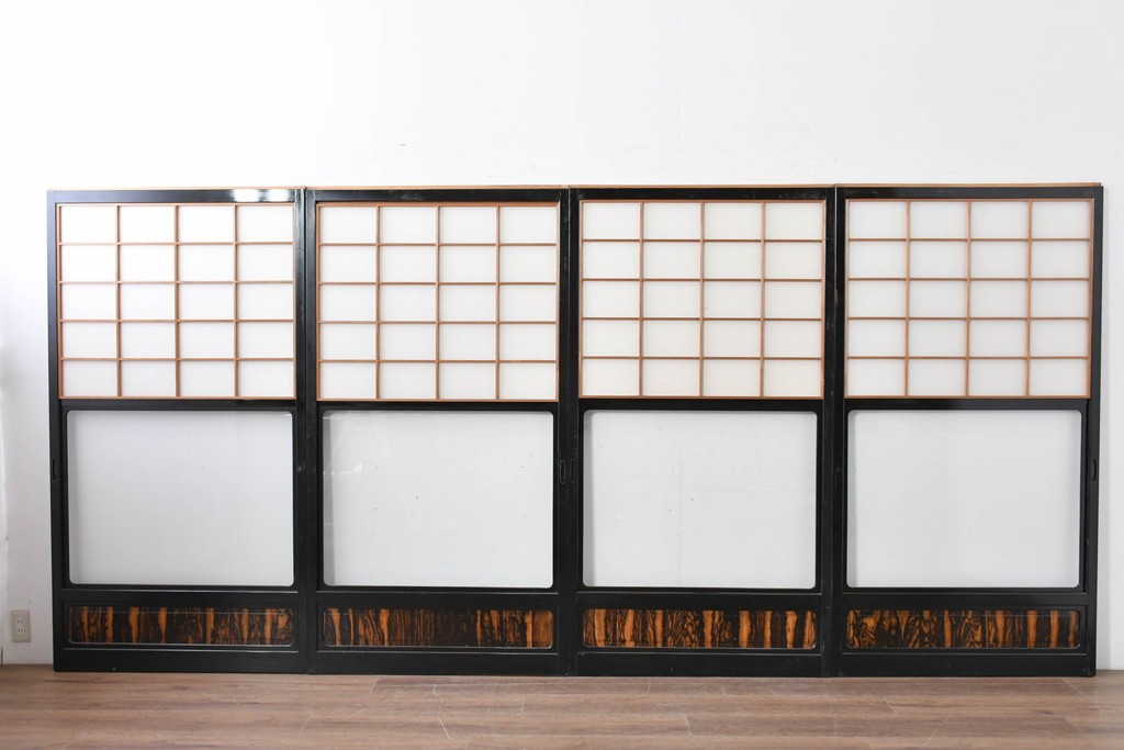 ヴィンテージ建具　昭和中期　高級品‼　腰板黒柿材　枠漆塗り　黒柿材ならではの個性的な杢目が目を引く雪見障子戸4枚セット　(R-086061)