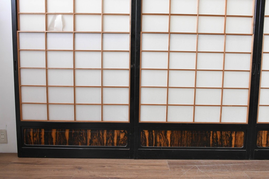 ヴィンテージ建具　昭和中期　高級品‼　腰板黒柿材　枠漆塗り　黒柿材ならではの個性的な杢目が目を引く雪見障子戸4枚セット　(R-086061)