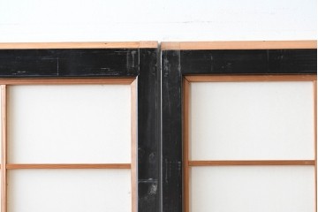 ヴィンテージ建具　昭和中期　高級品‼　腰板黒柿材　枠漆塗り　黒柿材ならではの個性的な杢目が目を引く雪見障子戸4枚セット　(R-086061)