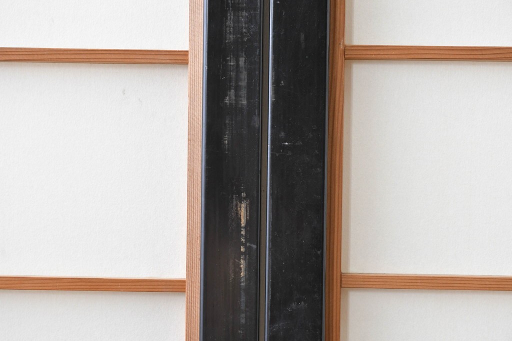 ヴィンテージ建具　昭和中期　高級品‼　腰板黒柿材　枠漆塗り　黒柿材ならではの個性的な杢目が目を引く雪見障子戸4枚セット　(R-086061)