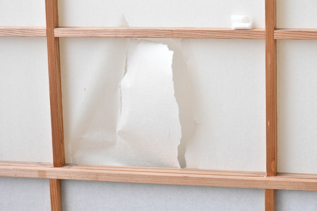 ヴィンテージ建具　昭和中期　高級品‼　腰板黒柿材　枠漆塗り　黒柿材ならではの個性的な杢目が目を引く雪見障子戸4枚セット　(R-086061)