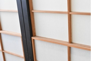 ヴィンテージ建具　昭和中期　高級品‼　腰板黒柿材　枠漆塗り　黒柿材ならではの個性的な杢目が目を引く雪見障子戸4枚セット　(R-086061)