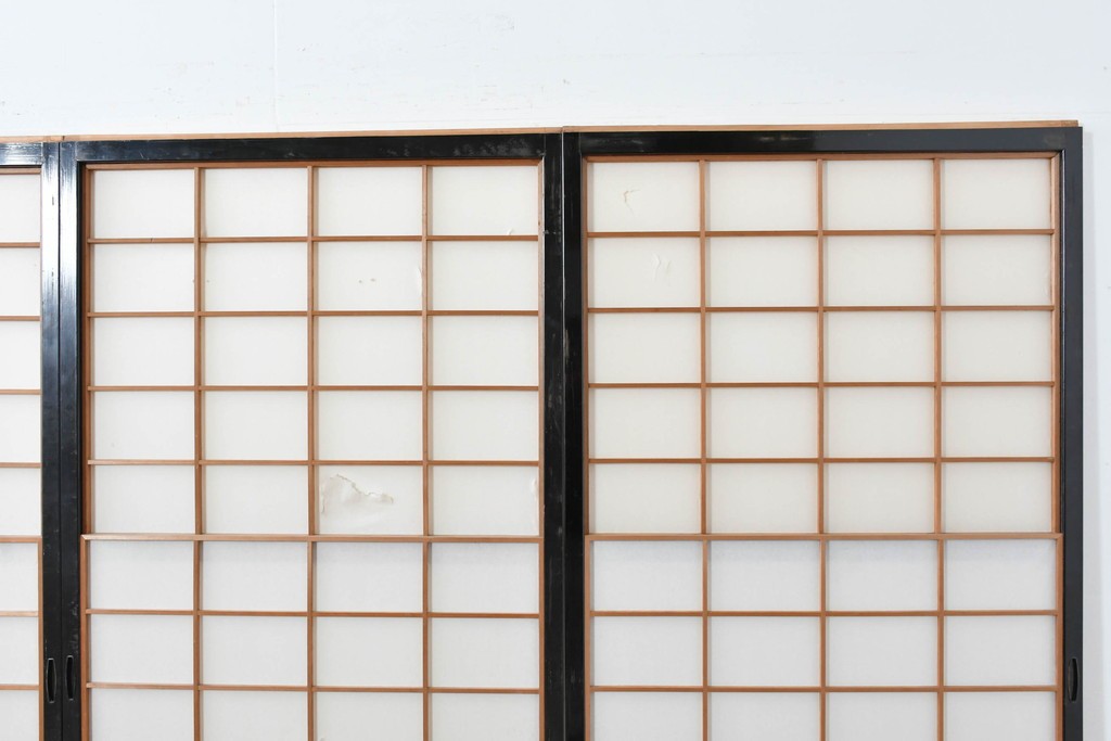 ヴィンテージ建具　昭和中期　高級品‼　腰板黒柿材　枠漆塗り　黒柿材ならではの個性的な杢目が目を引く雪見障子戸4枚セット　(R-086061)