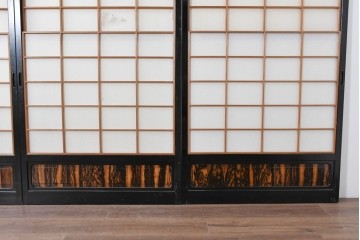 ヴィンテージ建具　昭和中期　高級品‼　腰板黒柿材　枠漆塗り　黒柿材ならではの個性的な杢目が目を引く雪見障子戸4枚セット　(R-086061)