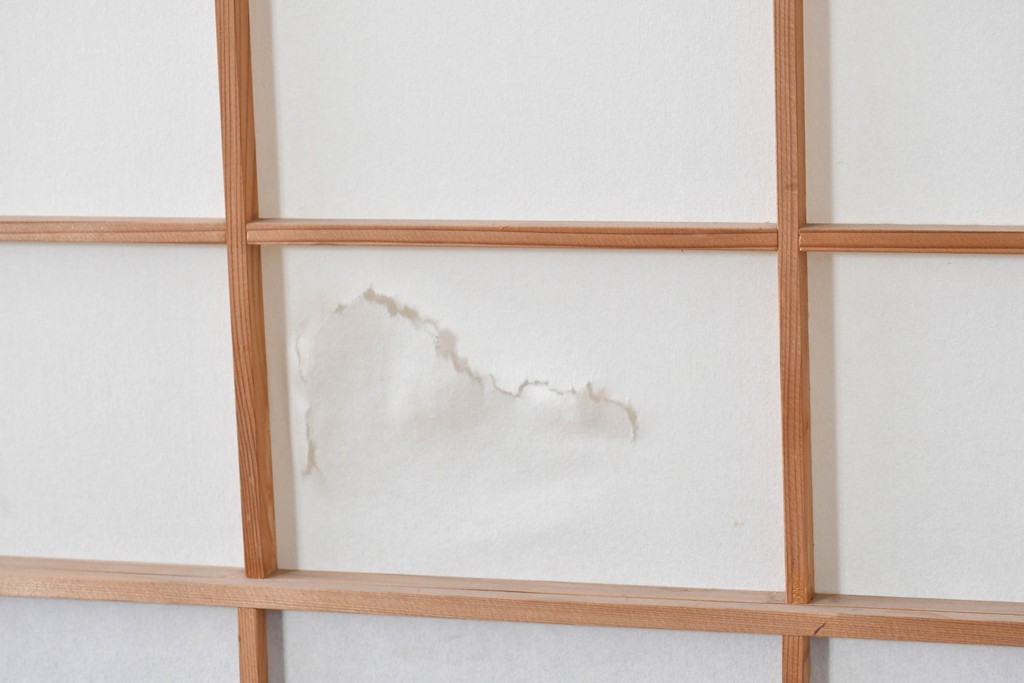 ヴィンテージ建具　昭和中期　高級品‼　腰板黒柿材　枠漆塗り　黒柿材ならではの個性的な杢目が目を引く雪見障子戸4枚セット　(R-086061)